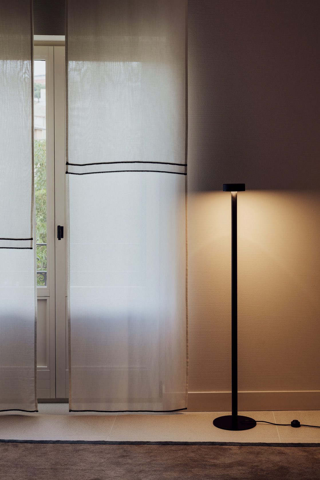 Lámpara de pie de salón 130 cm – Milan Peak Lane – diseño LED en acero, acabado negro texturado