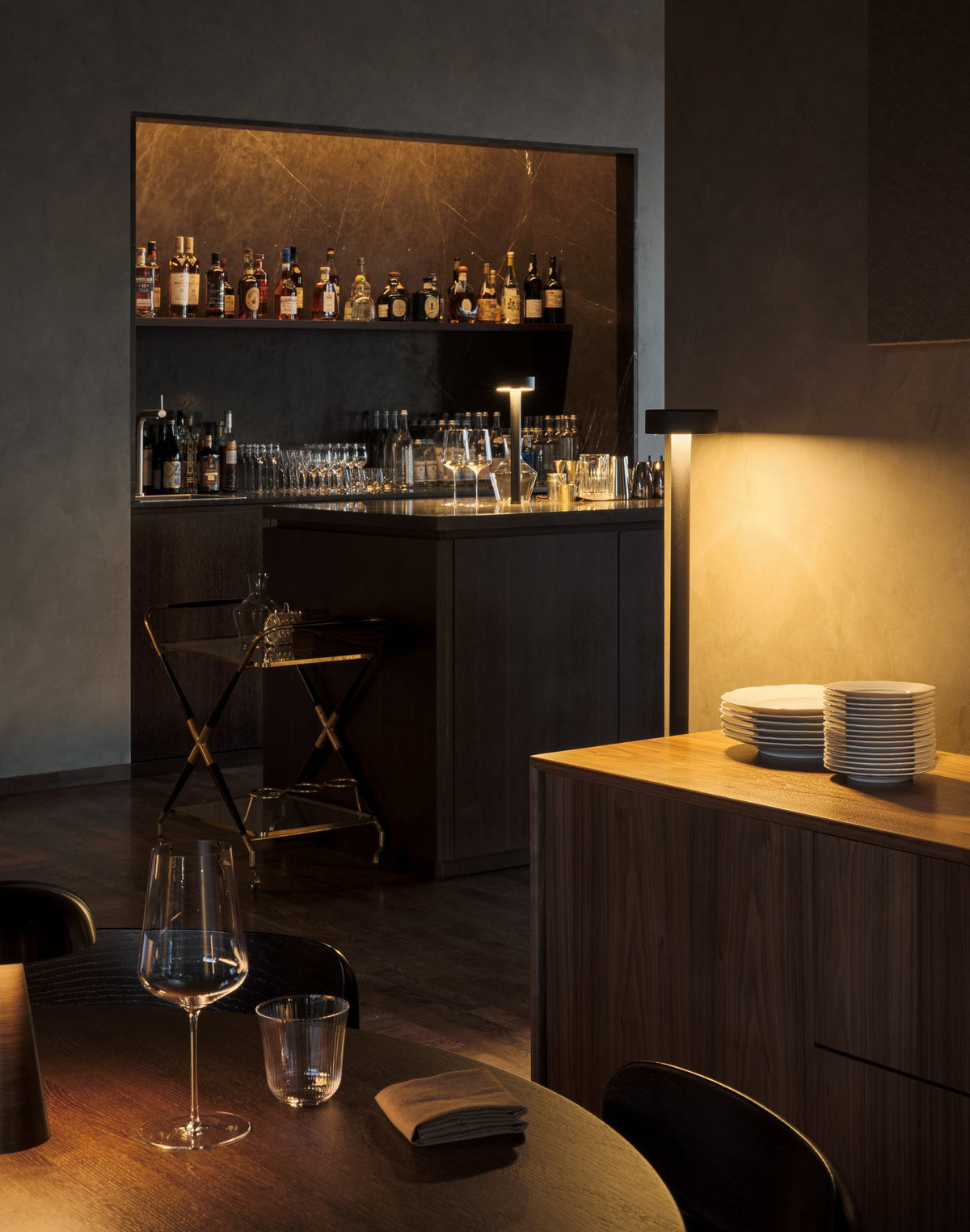 Lámpara de sobremesa con fijación a mesa – Milan Peak Lane – diseño LED en acero, acabado negro texturado