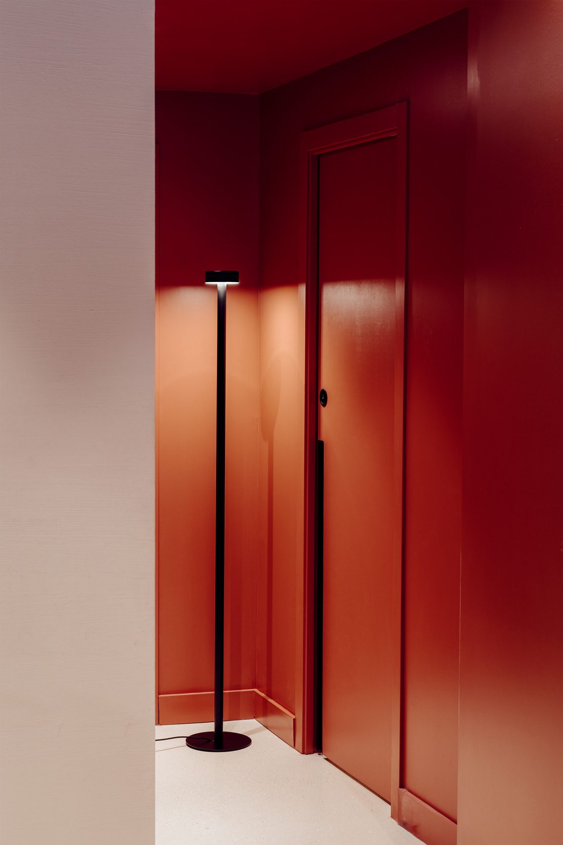 Lámpara de pie de salón 170 cm – Milan Peak Lane – diseño LED en acero, acabado negro texturado