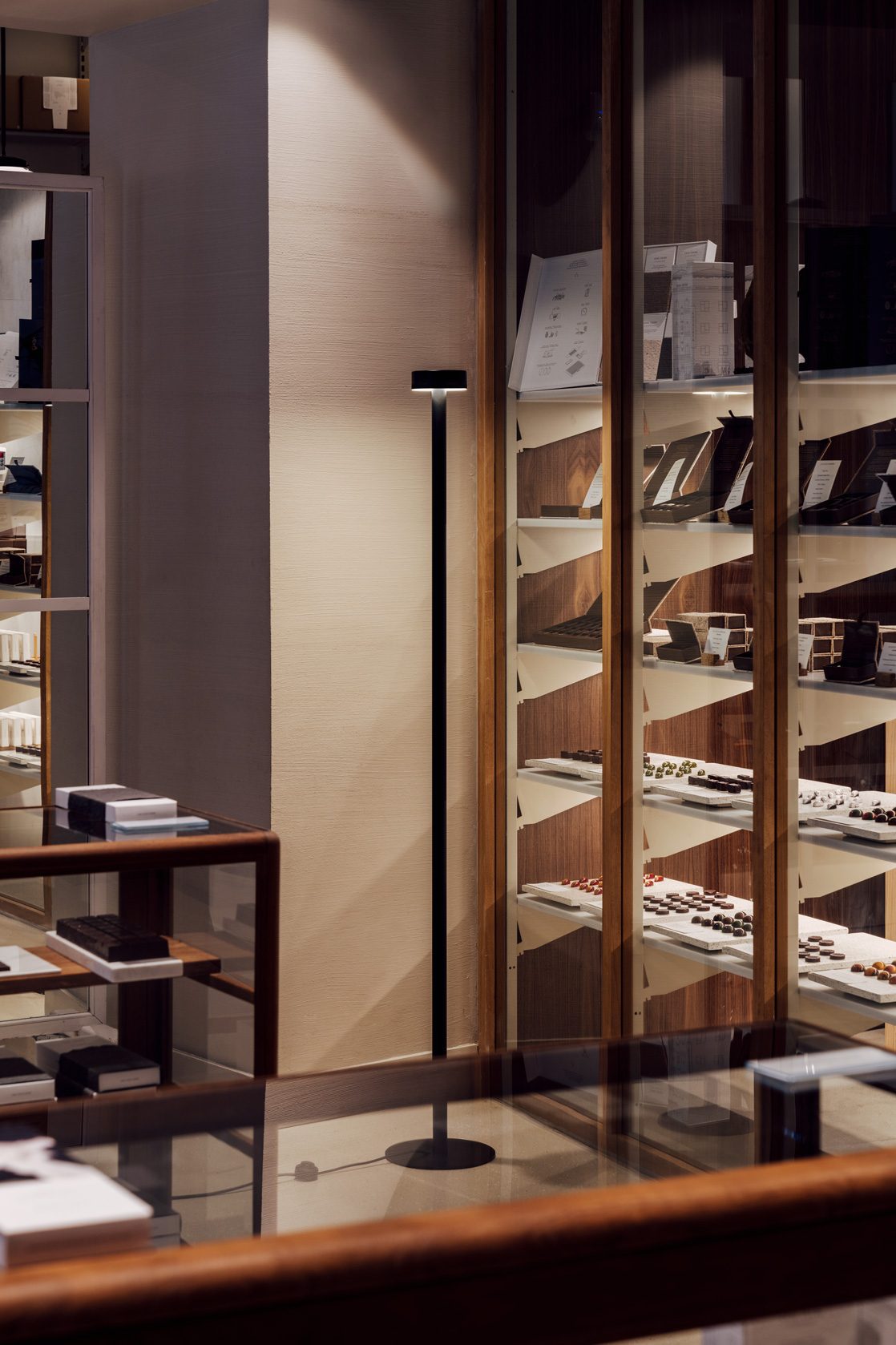 Lámpara de pie de salón 170 cm – Milan Peak Lane – diseño LED en acero, acabado negro texturado