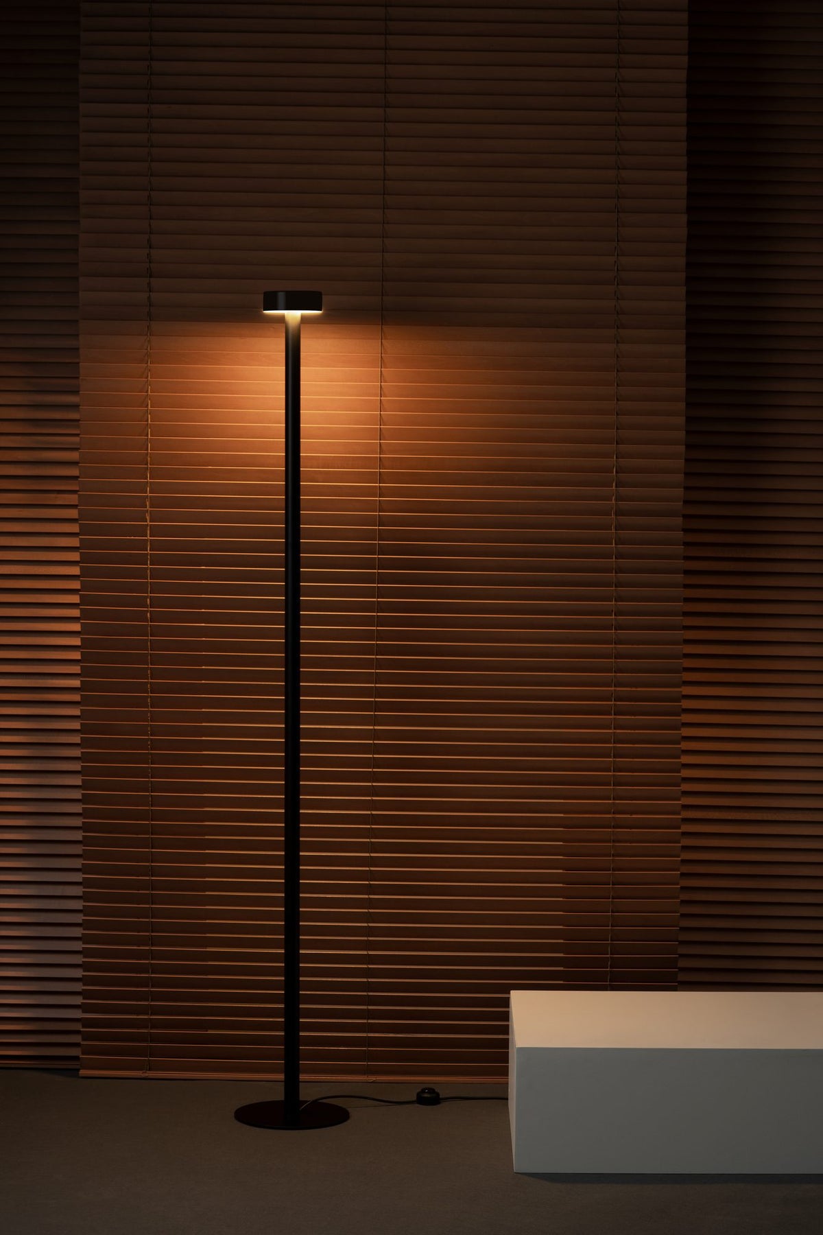 Lámpara de pie de salón 170 cm – Milan Peak Lane – diseño LED en acero, acabado negro texturado