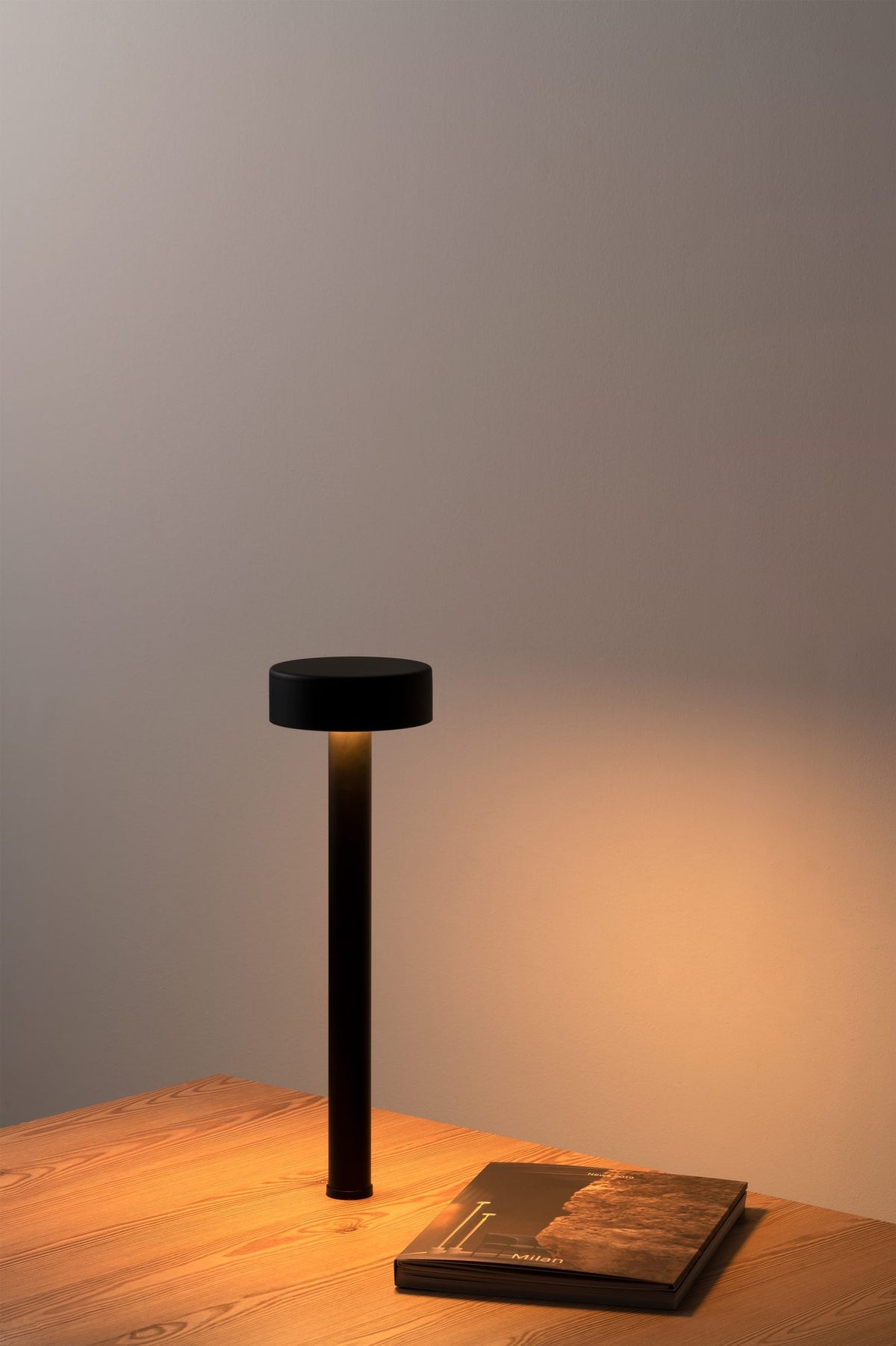 Lámpara de sobremesa con fijación a mesa – Milan Peak Lane – diseño LED en acero, acabado negro texturado