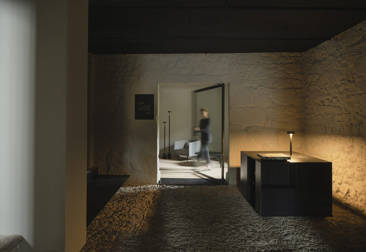 Lámpara de sobremesa con fijación a mesa – Milan Peak Lane – diseño LED en acero, acabado negro texturado