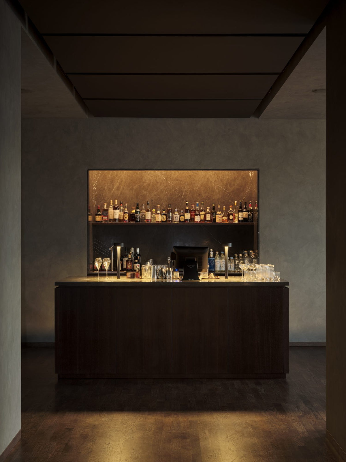 Lámpara de sobremesa con fijación a mesa – Milan Peak Lane – diseño LED en acero, acabado negro texturado