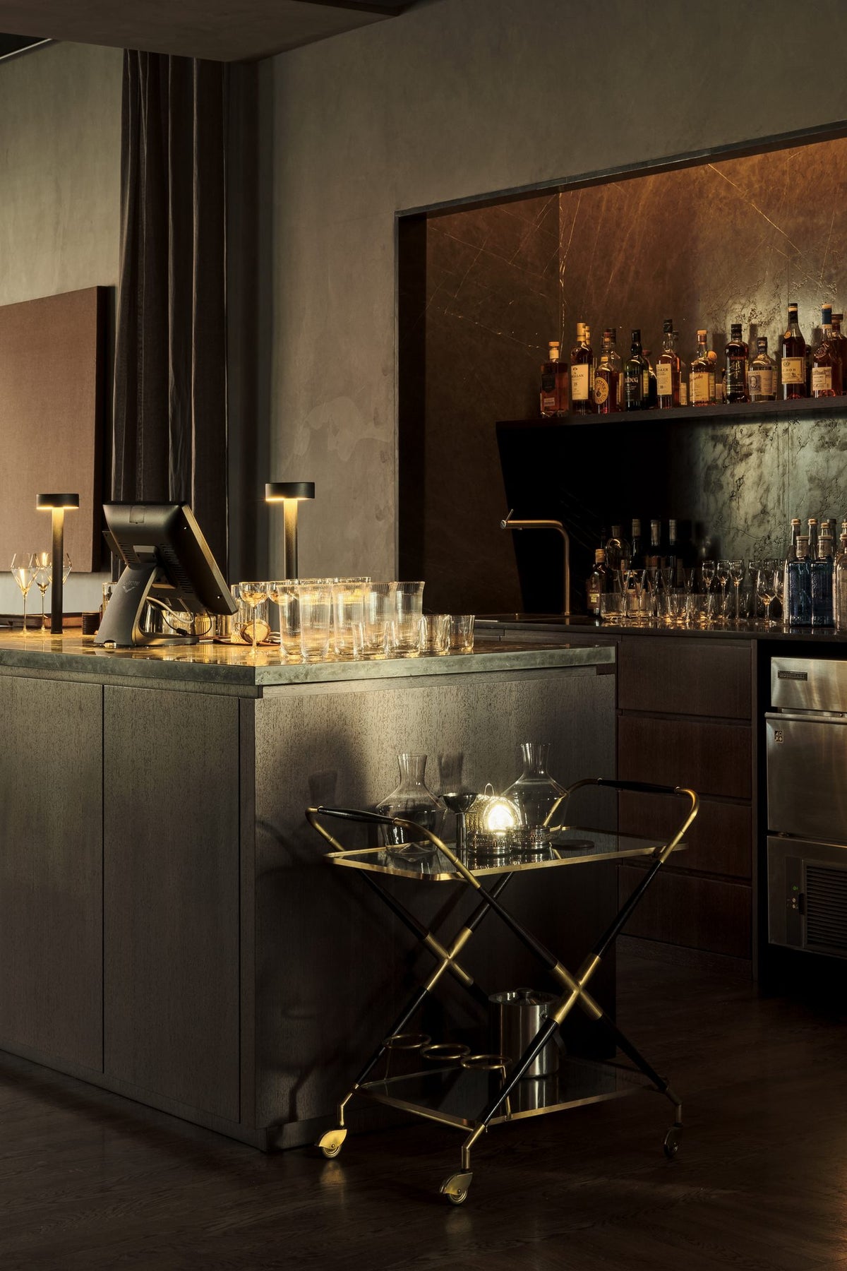 Lámpara de sobremesa con fijación a mesa – Milan Peak Lane – diseño LED en acero, acabado negro texturado