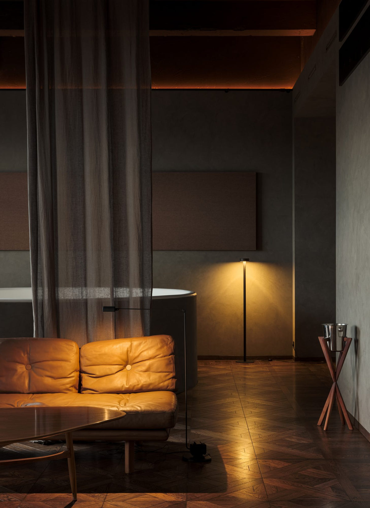 Lámpara de sobremesa con fijación a mesa – Milan Peak Lane – diseño LED en acero, acabado negro texturado