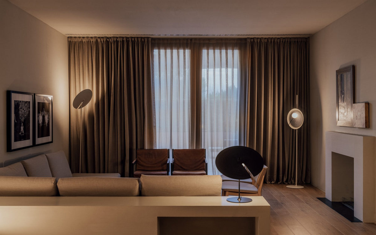 Lámpara de pie de salón – Milan Wire – tulipa de cristal conectada a pantalla textil mediante un hilo, 3 acabados