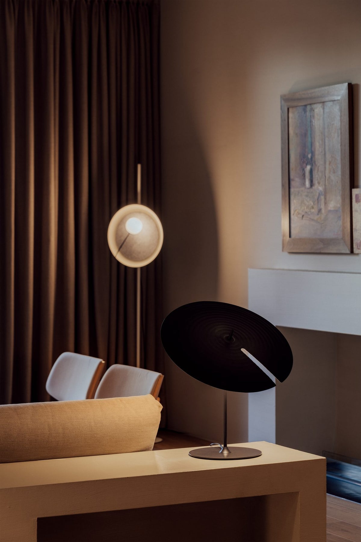 Lámpara de pie de salón – Milan Wire – tulipa de cristal conectada a pantalla textil mediante un hilo, 3 acabados