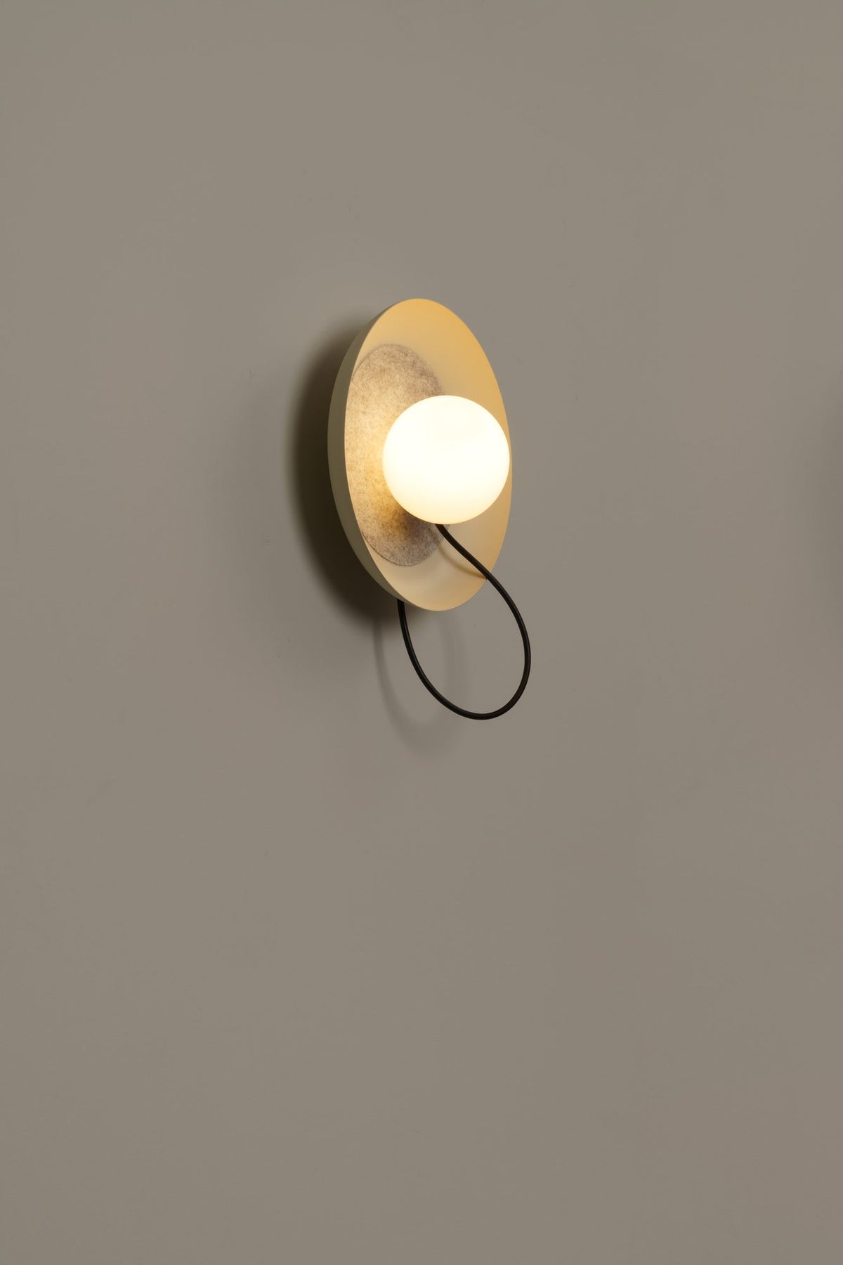 Aplique de pared – Milan Wire – tulipa de cristal conectada a pantalla textil mediante un hilo, 3 acabados