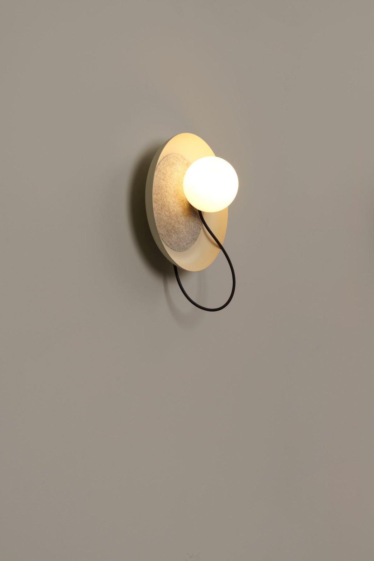 Aplique de pared – Milan Wire – tulipa de cristal conectada a pantalla textil mediante un hilo, 3 acabados