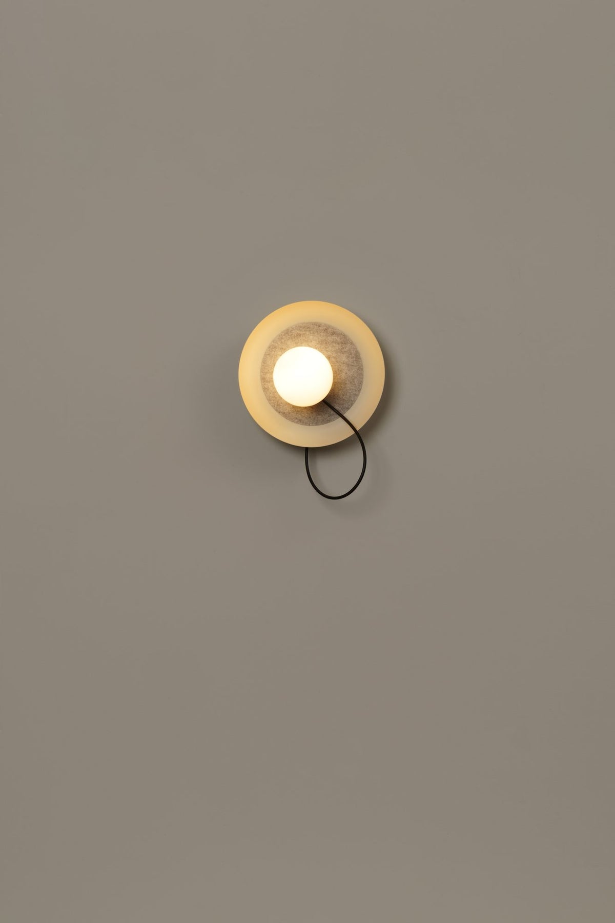 Aplique de pared – Milan Wire – tulipa de cristal conectada a pantalla textil mediante un hilo, 3 acabados