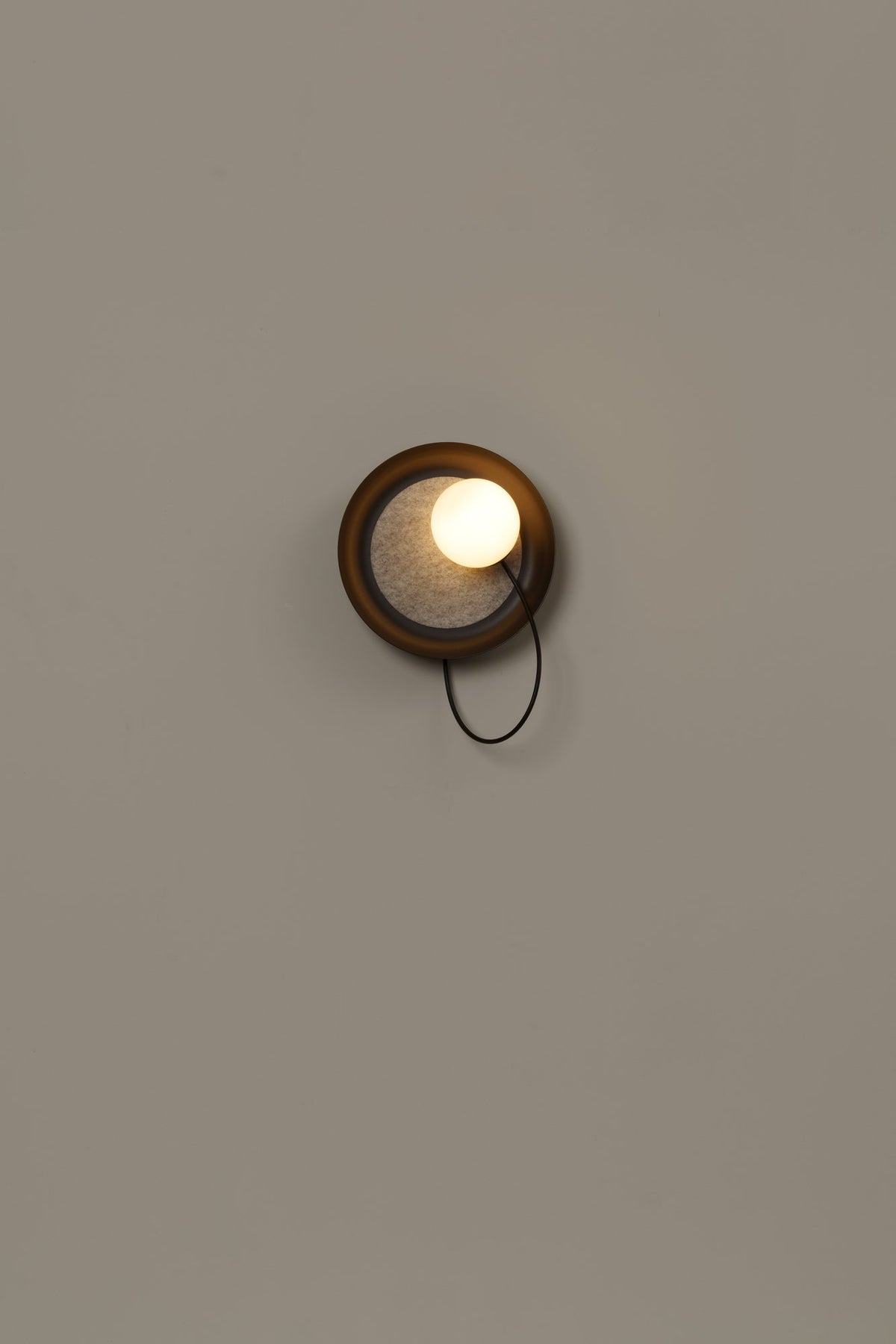 Aplique de pared – Milan Wire – tulipa de cristal conectada a pantalla textil mediante un hilo, 3 acabados