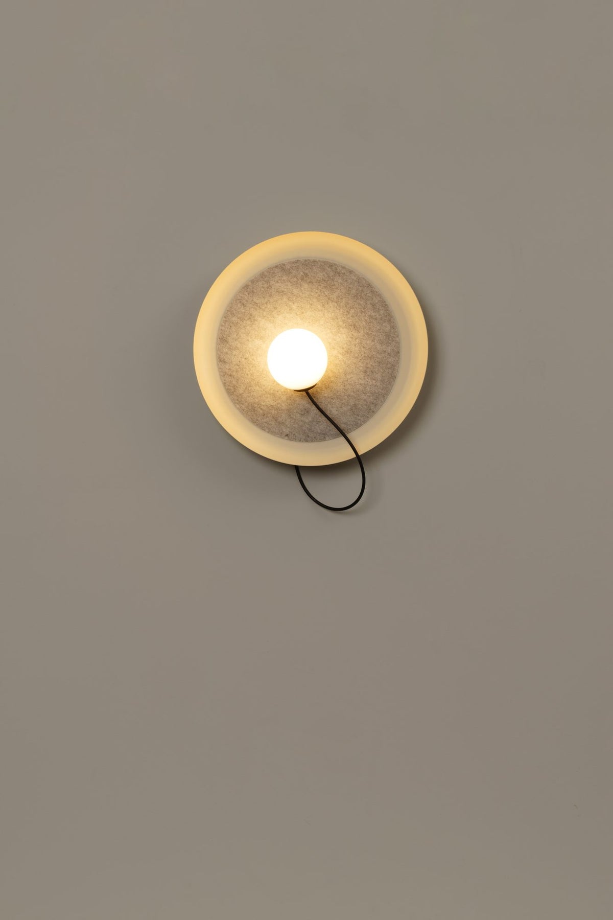 Aplique de pared – Milan Wire – tulipa de cristal conectada a pantalla textil mediante un hilo, 3 acabados