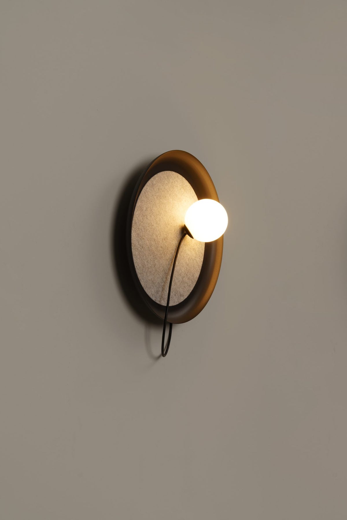 Aplique de pared – Milan Wire – tulipa de cristal conectada a pantalla textil mediante un hilo, 3 acabados