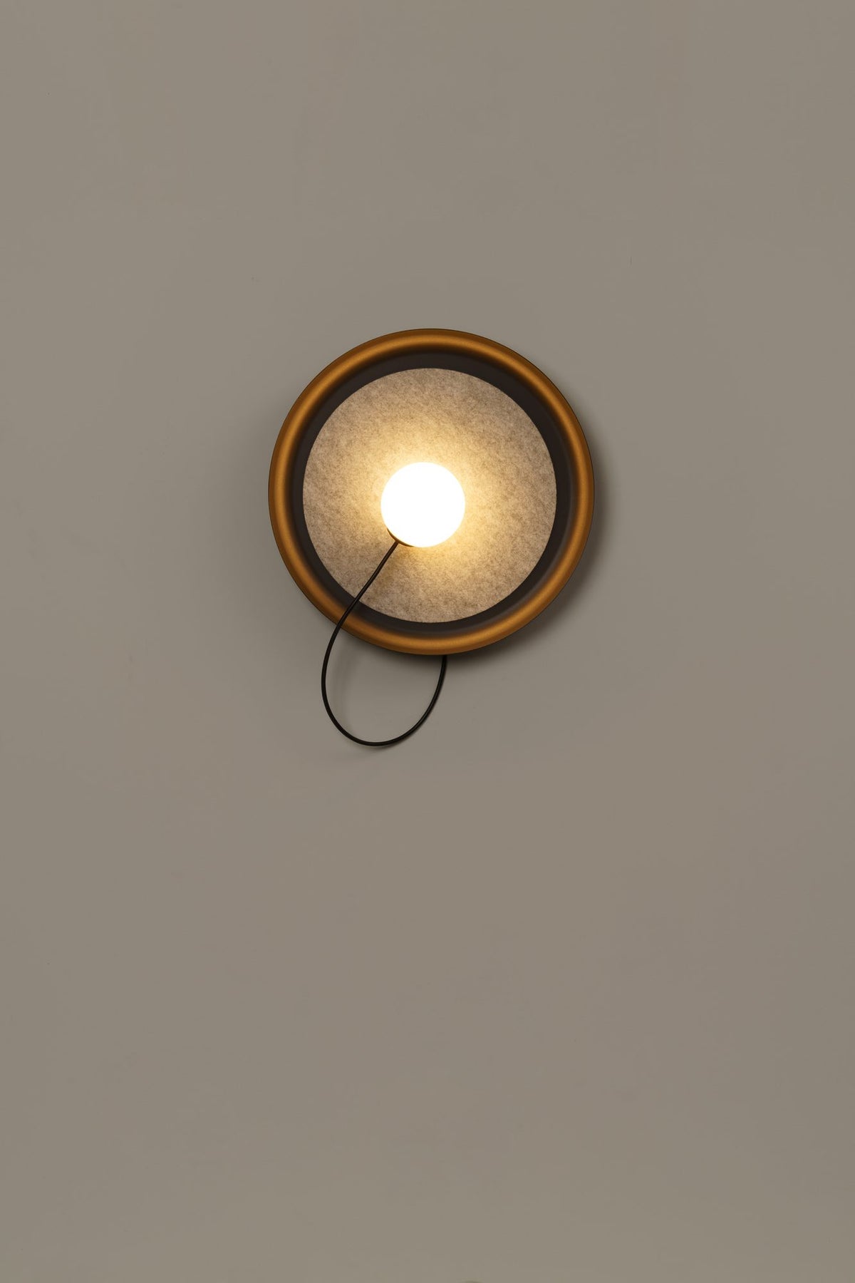 Aplique de pared – Milan Wire – tulipa de cristal conectada a pantalla textil mediante un hilo, 3 acabados