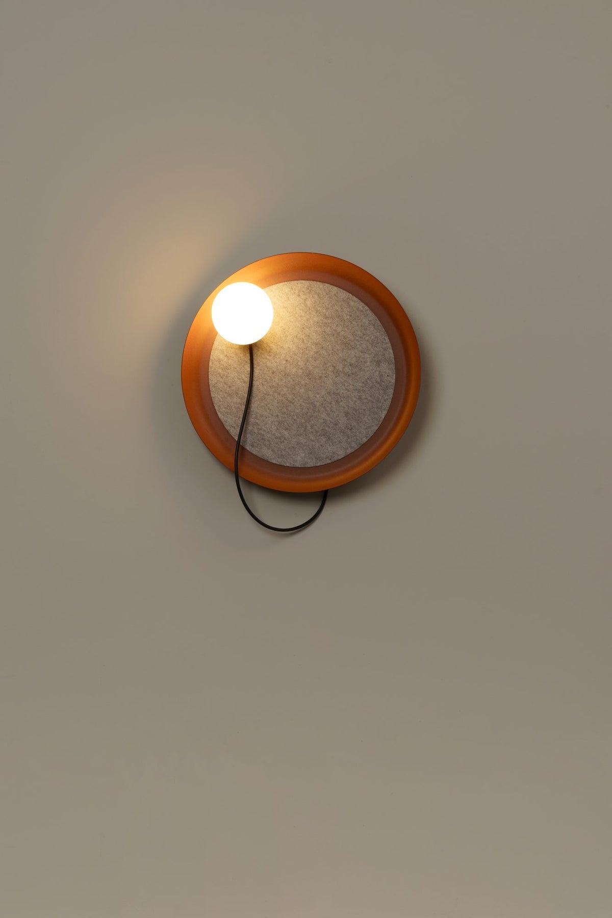 Aplique de pared – Milan Wire – tulipa de cristal conectada a pantalla textil mediante un hilo, 3 acabados