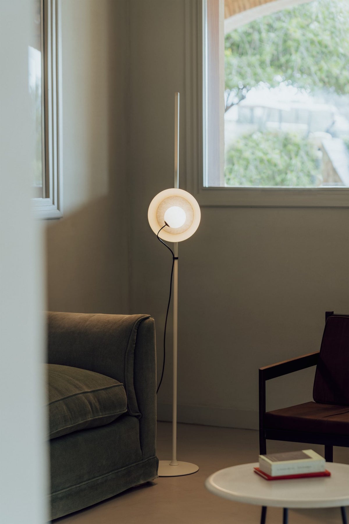 Lámpara de pie de salón – Milan Wire – tulipa de cristal conectada a pantalla textil mediante un hilo, 3 acabados