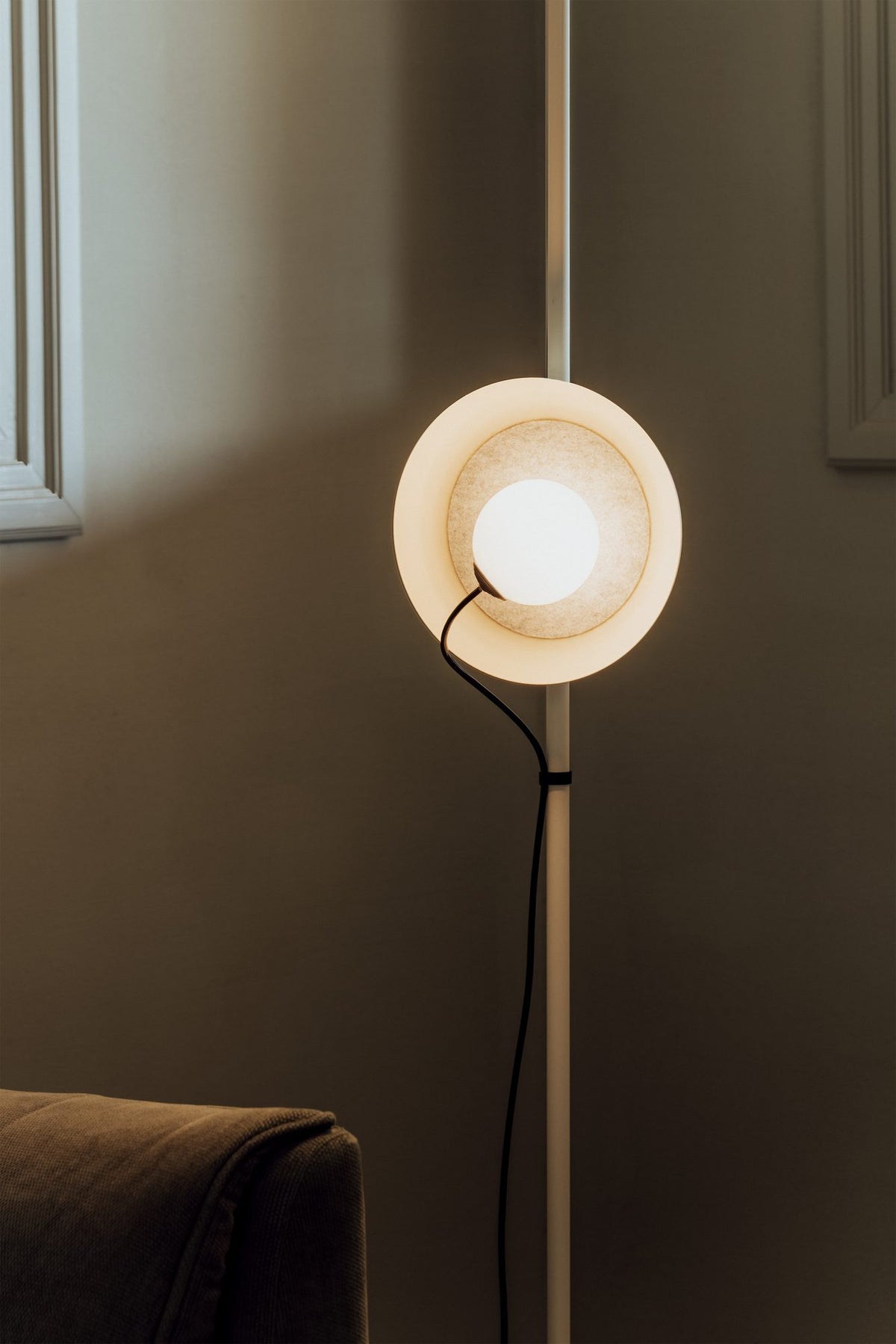 Lámpara de pie de salón – Milan Wire – tulipa de cristal conectada a pantalla textil mediante un hilo, 3 acabados