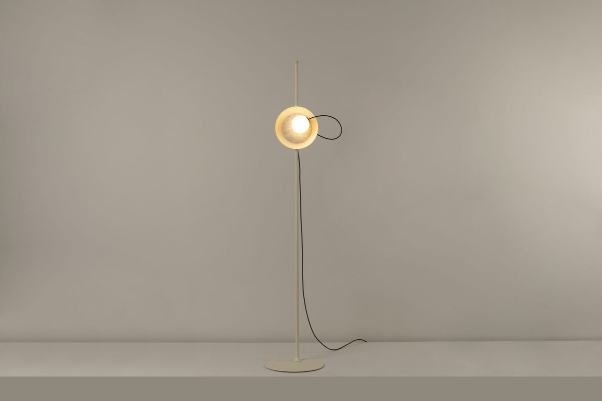 Lámpara de pie de salón – Milan Wire – tulipa de cristal conectada a pantalla textil mediante un hilo, 3 acabados