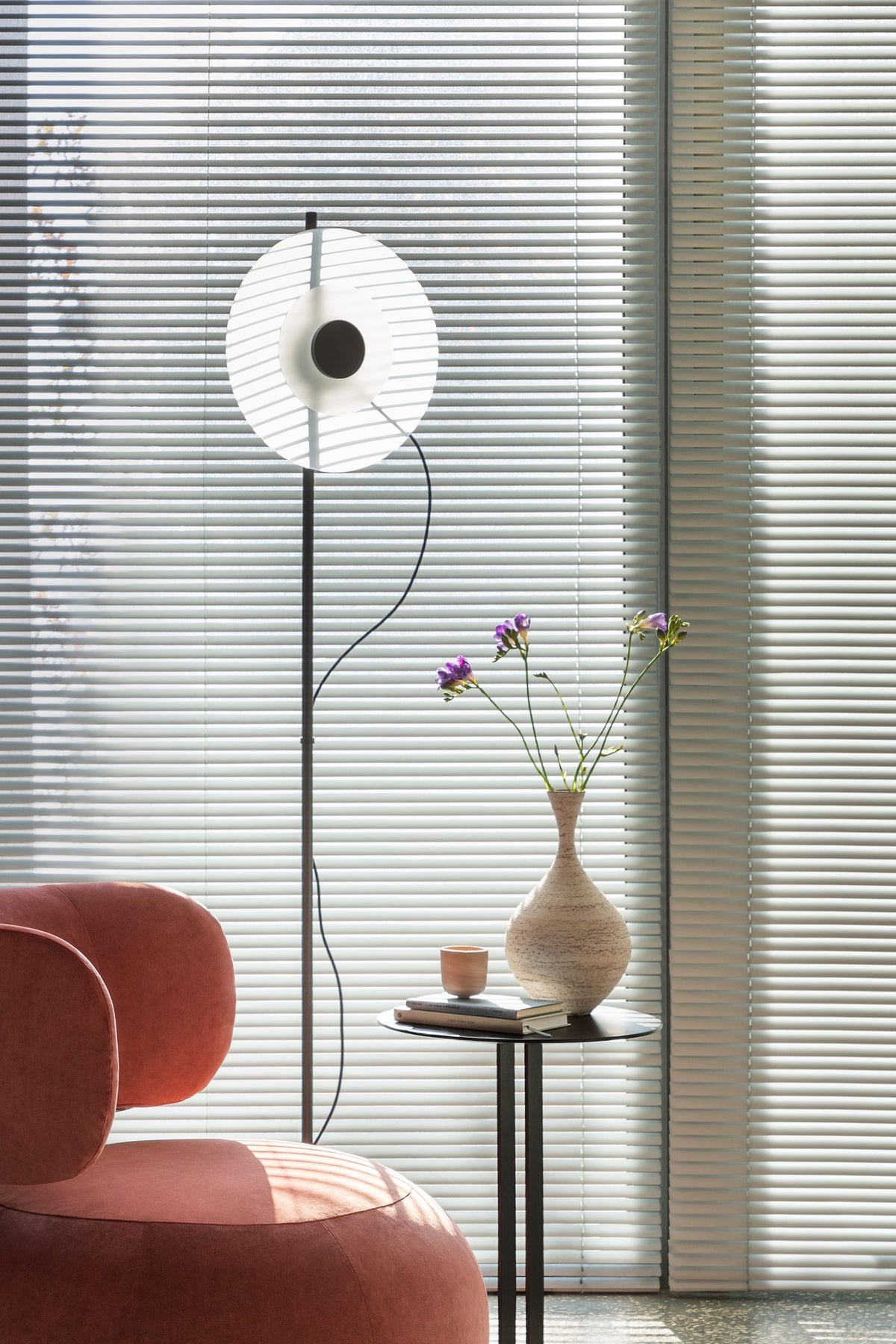 Lámpara de pie de salón – Milan Wire – tulipa de cristal conectada a pantalla textil mediante un hilo, 3 acabados