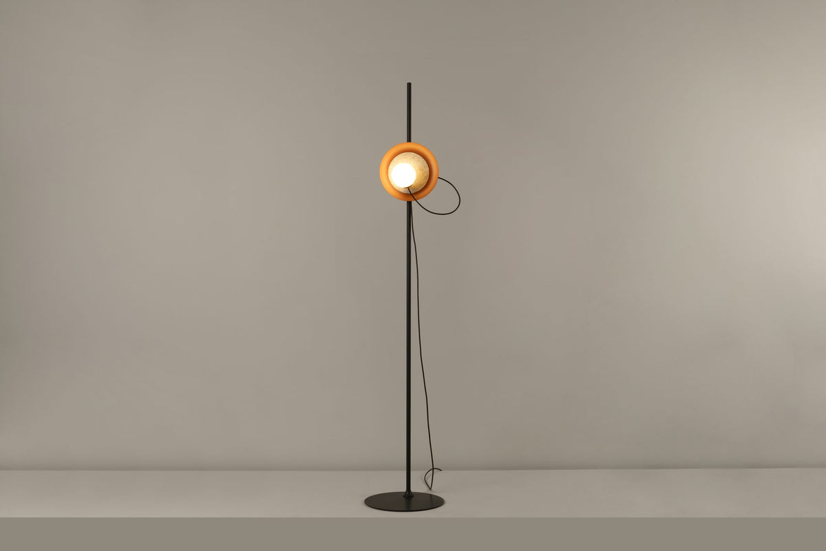 Lámpara de pie de salón – Milan Wire – tulipa de cristal conectada a pantalla textil mediante un hilo, 3 acabados