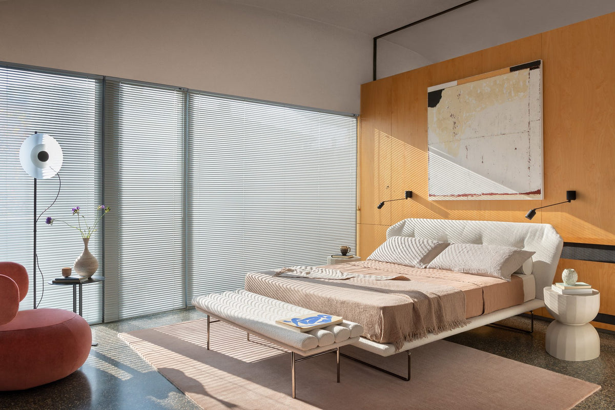 Lámpara de pie de salón – Milan Wire – tulipa de cristal conectada a pantalla textil mediante un hilo, 3 acabados