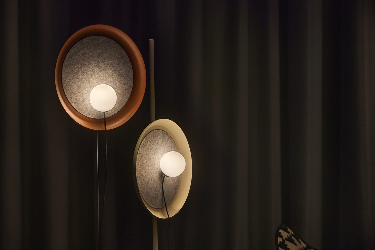 Lámpara de pie de salón – Milan Wire – tulipa de cristal conectada a pantalla textil mediante un hilo, 3 acabados
