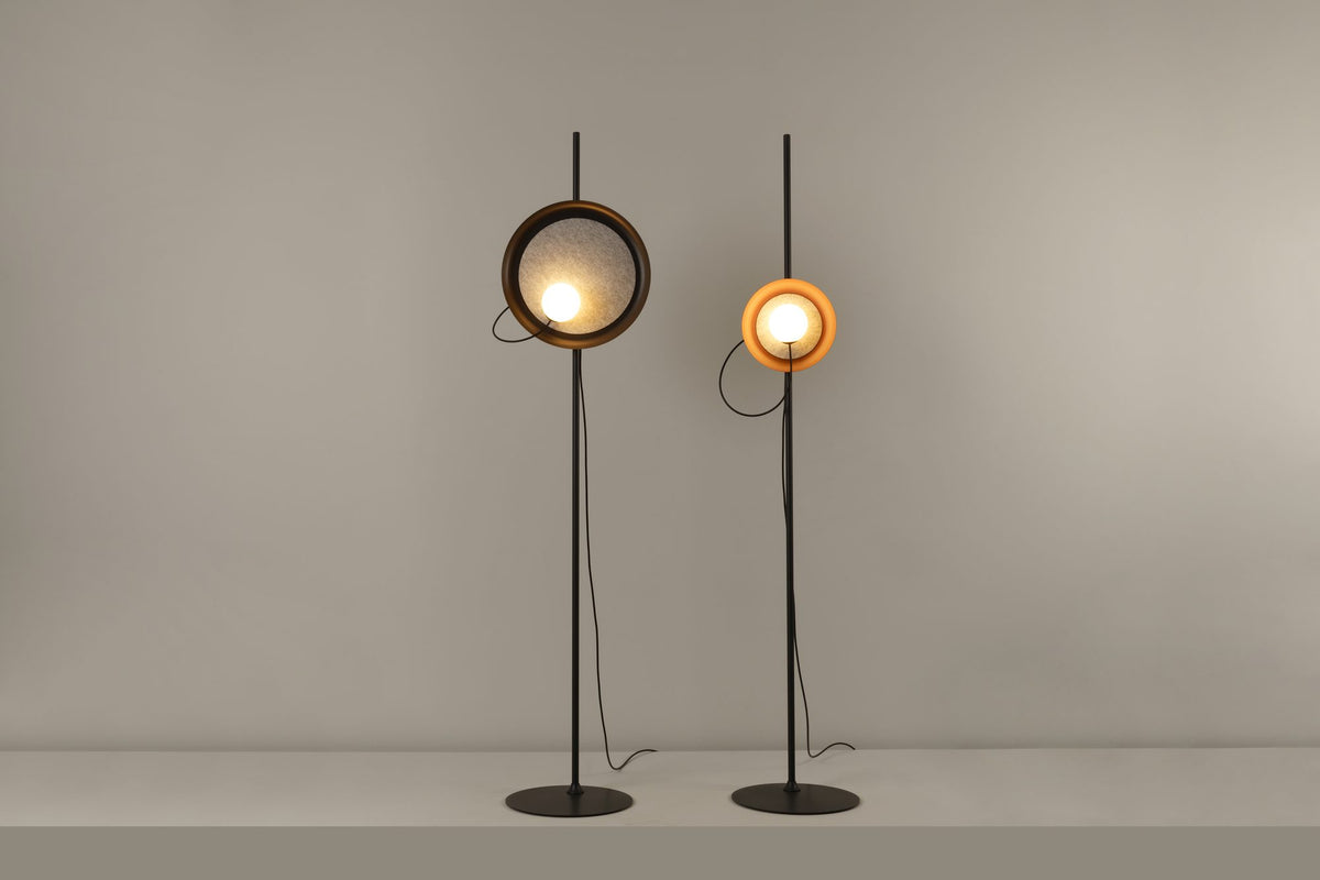 Lámpara de pie de salón – Milan Wire – tulipa de cristal conectada a pantalla textil mediante un hilo, 3 acabados