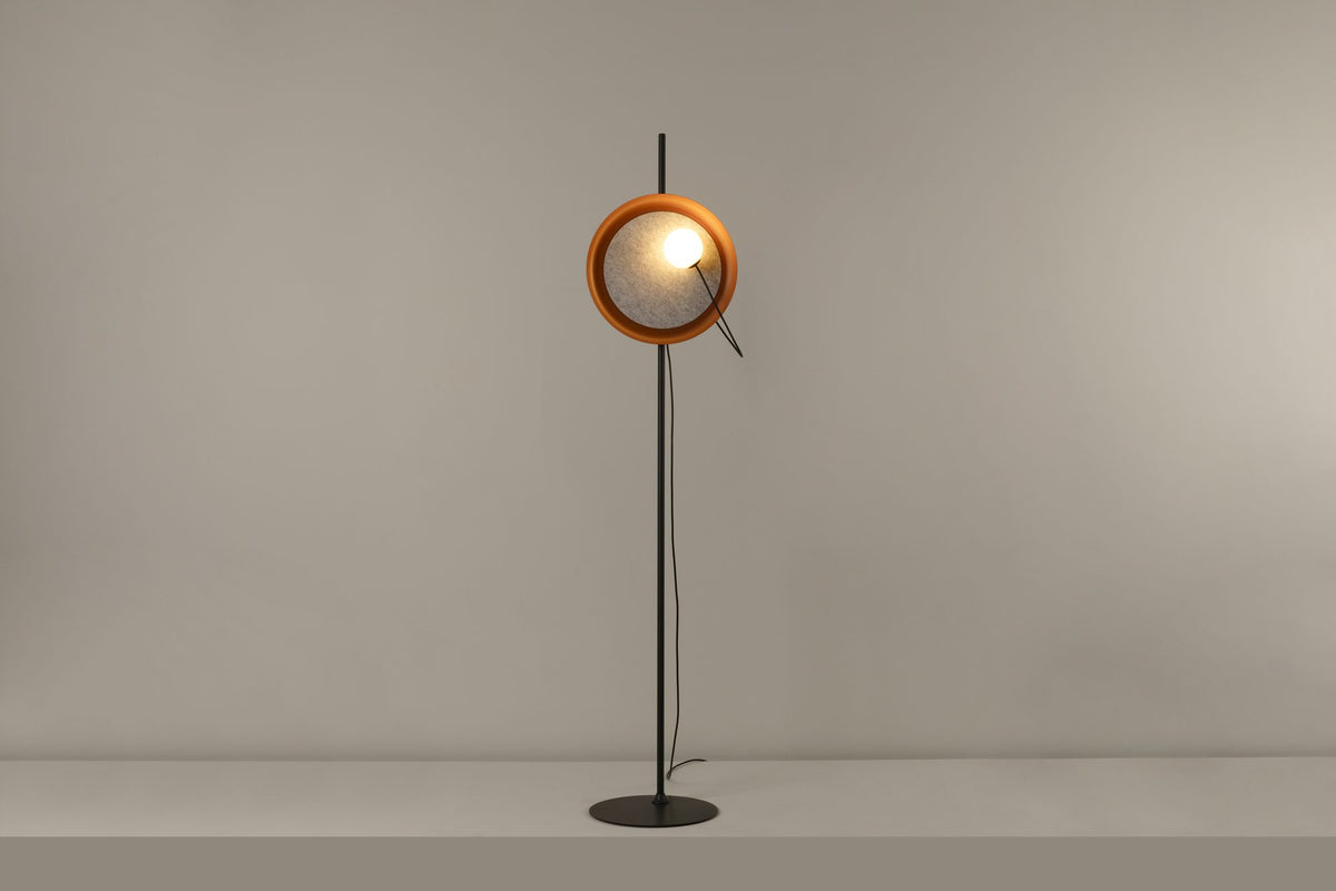Lámpara de pie de salón – Milan Wire – tulipa de cristal conectada a pantalla textil mediante un hilo, 3 acabados