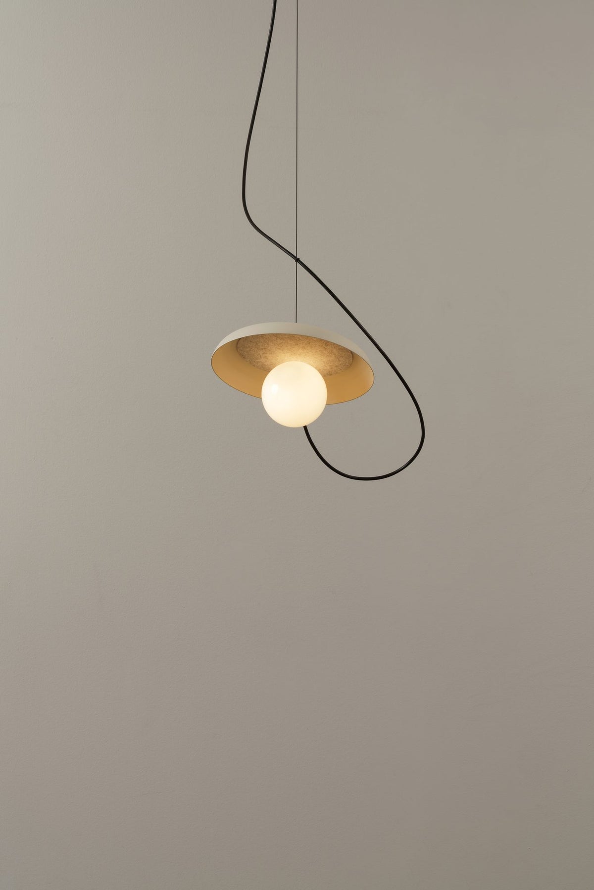 Lámpara colgante – Milan Wire – tulipa de cristal conectada a pantalla textil mediante un hilo, 3 acabados