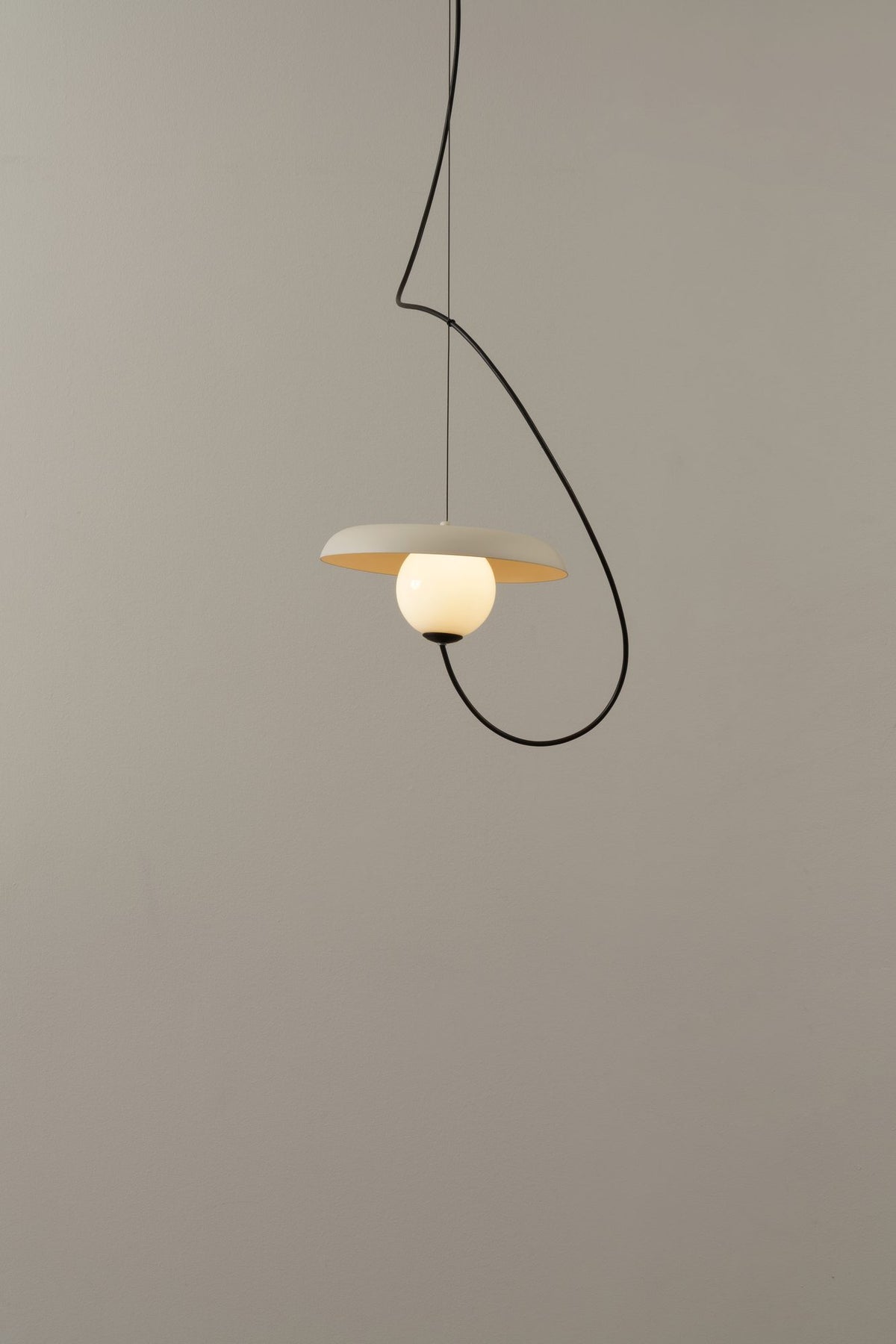 Lámpara colgante – Milan Wire – tulipa de cristal conectada a pantalla textil mediante un hilo, 3 acabados