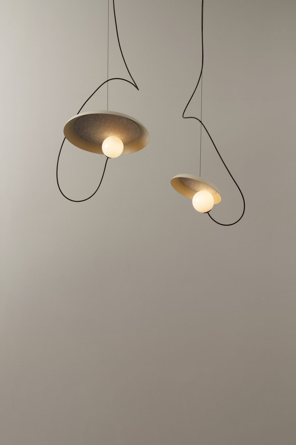 Lámpara colgante – Milan Wire – tulipa de cristal conectada a pantalla textil mediante un hilo, 3 acabados