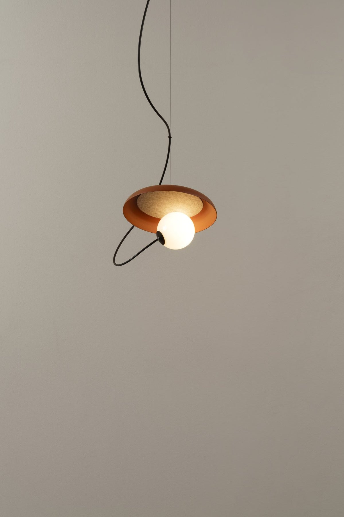 Lámpara colgante – Milan Wire – tulipa de cristal conectada a pantalla textil mediante un hilo, 3 acabados