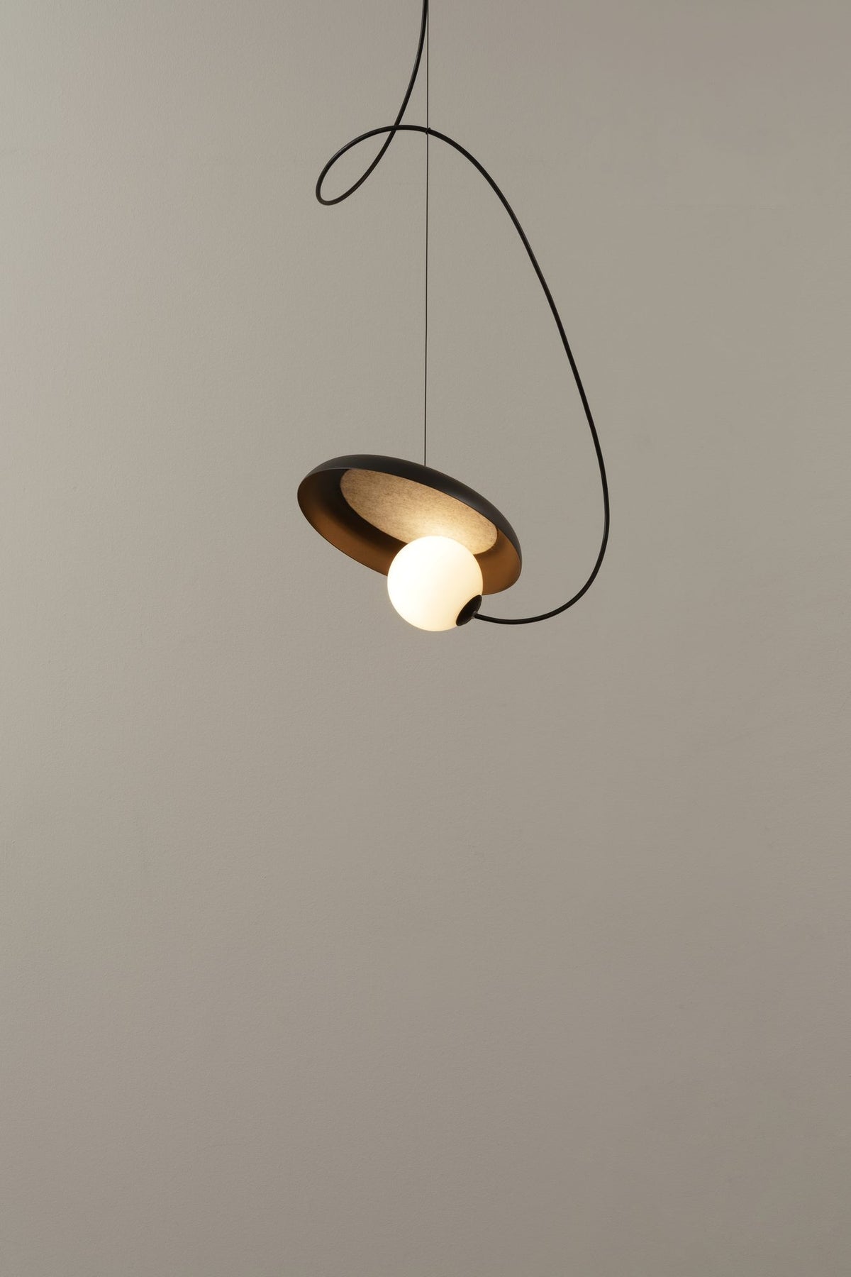 Lámpara colgante – Milan Wire – tulipa de cristal conectada a pantalla textil mediante un hilo, 3 acabados