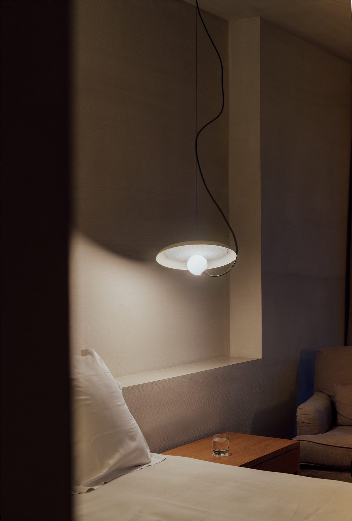 Lámpara colgante – Milan Wire – tulipa de cristal conectada a pantalla textil mediante un hilo, 3 acabados