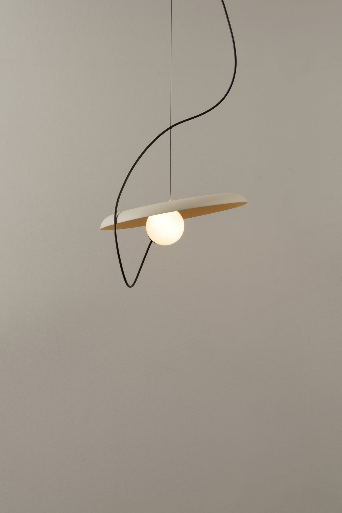 Lámpara colgante – Milan Wire – tulipa de cristal conectada a pantalla textil mediante un hilo, 3 acabados