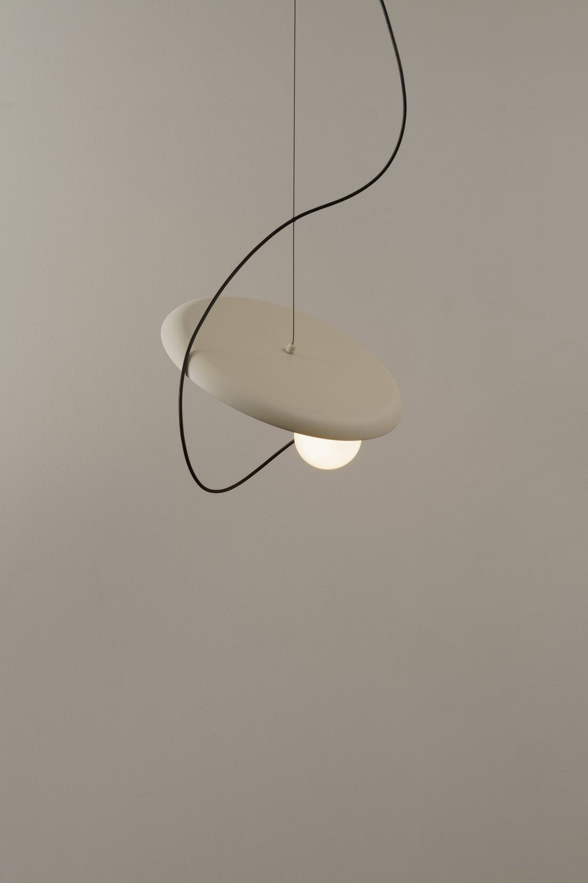 Lámpara colgante – Milan Wire – tulipa de cristal conectada a pantalla textil mediante un hilo, 3 acabados