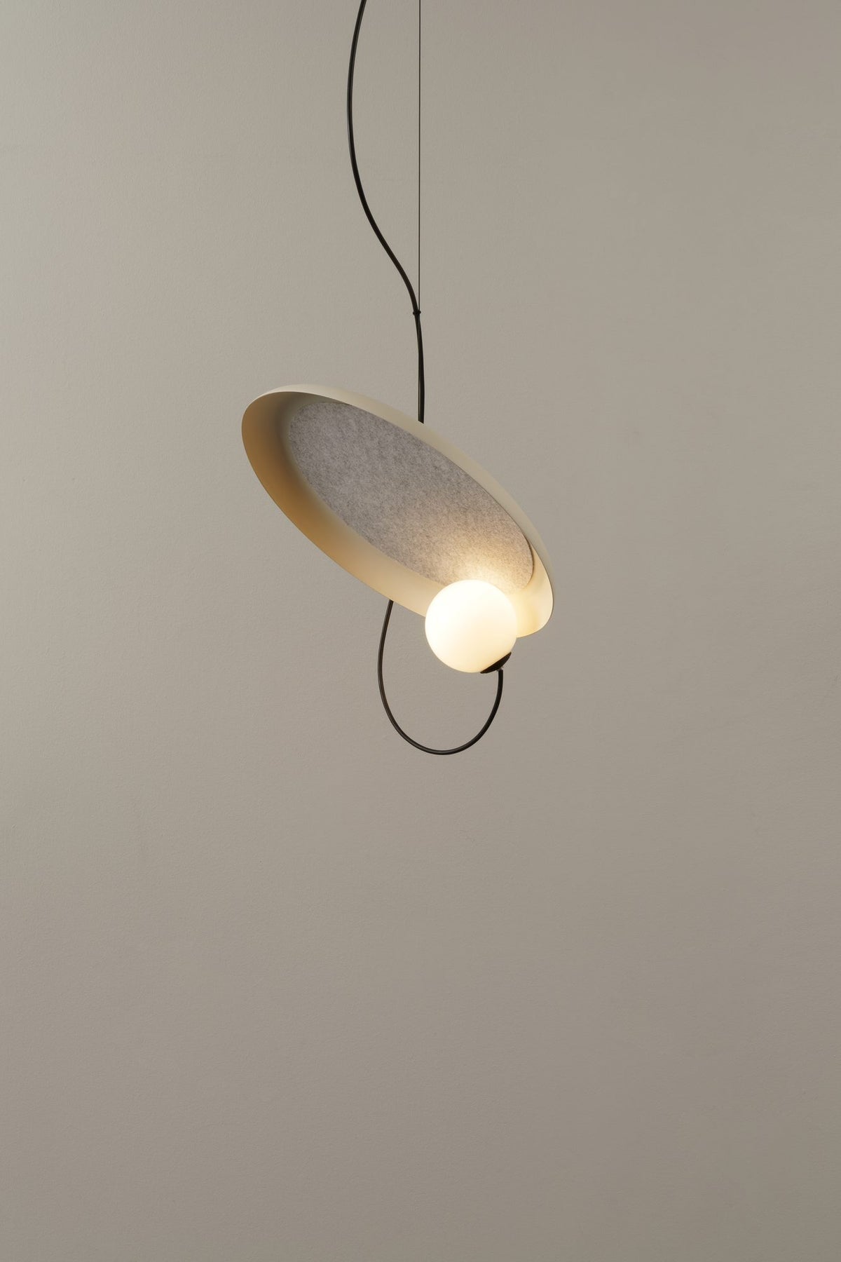 Lámpara colgante – Milan Wire – tulipa de cristal conectada a pantalla textil mediante un hilo, 3 acabados