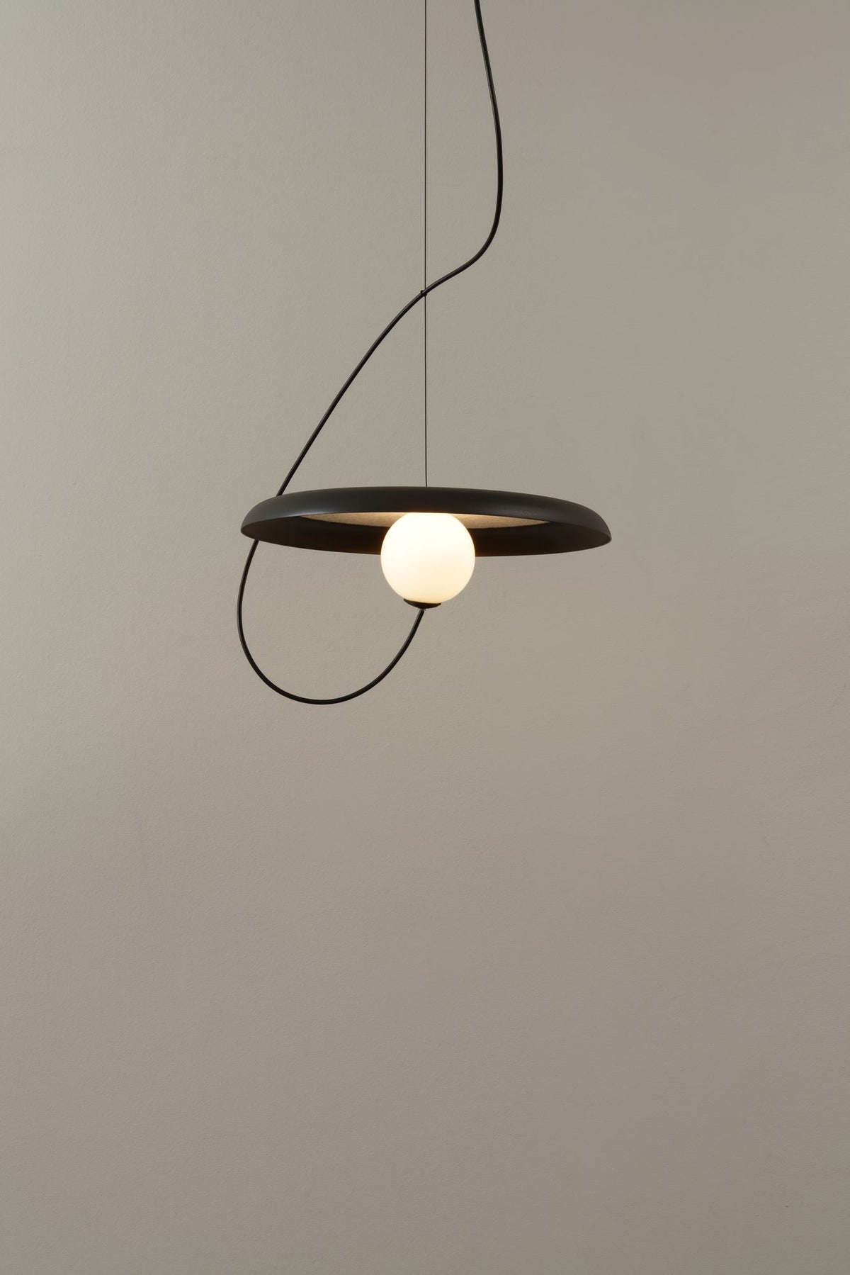 Lámpara colgante – Milan Wire – tulipa de cristal conectada a pantalla textil mediante un hilo, 3 acabados