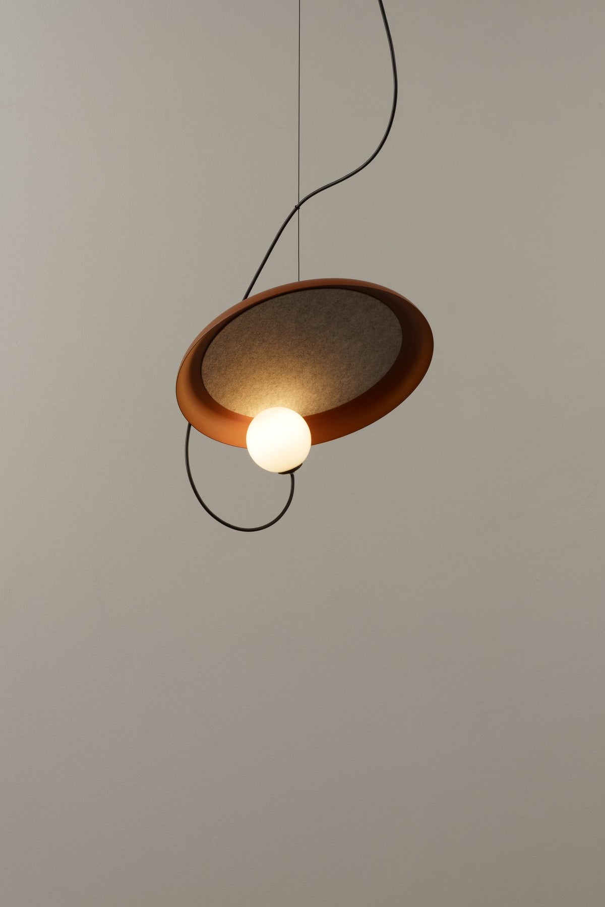 Lámpara colgante – Milan Wire – tulipa de cristal conectada a pantalla textil mediante un hilo, 3 acabados