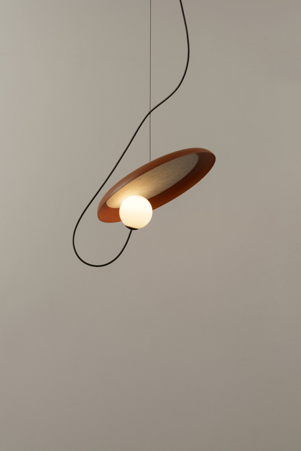 Lámpara colgante – Milan Wire – tulipa de cristal conectada a pantalla textil mediante un hilo, 3 acabados