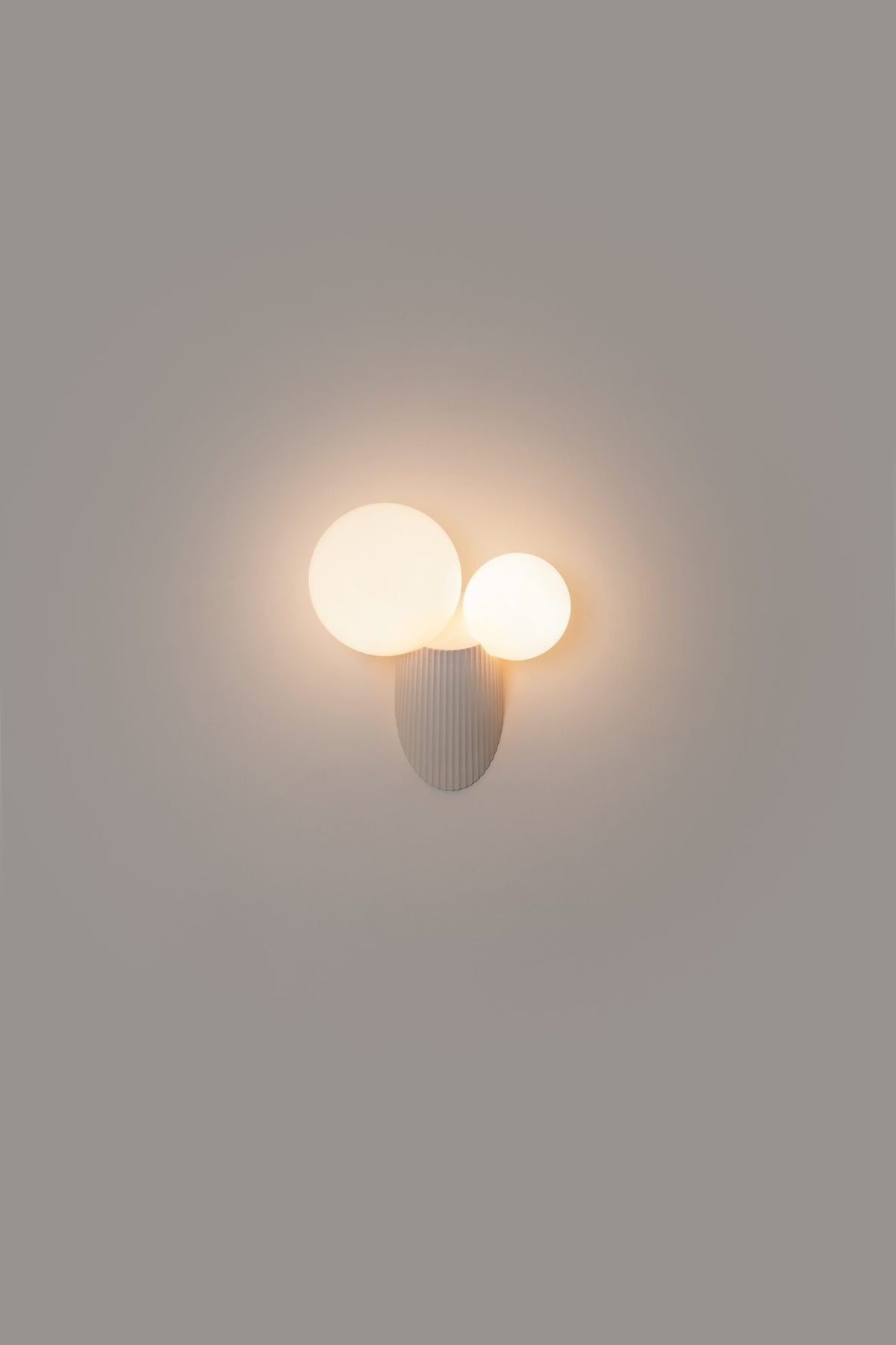 Aplique de pared – Milan Land – cuerpo cerámico con difusor de vidrio soplado opal, 3 acabados