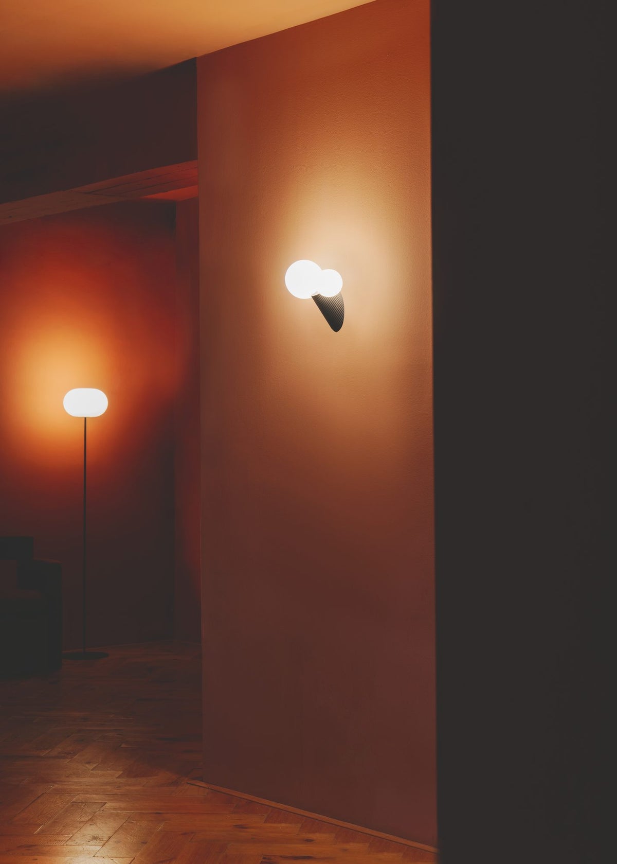 Aplique de pared – Milan Land – cuerpo cerámico con difusor de vidrio soplado opal, 3 acabados