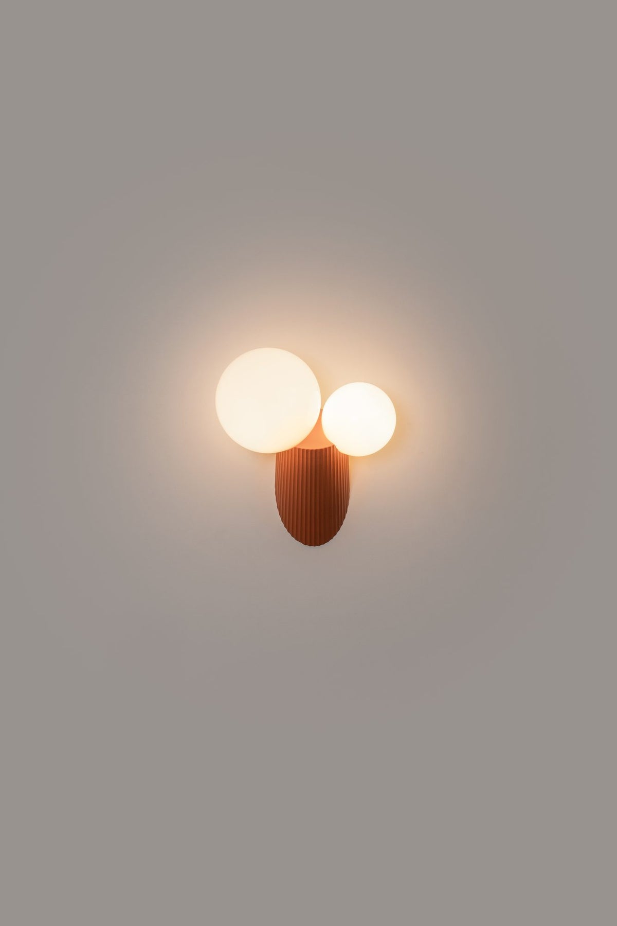 Aplique de pared – Milan Land – cuerpo cerámico con difusor de vidrio soplado opal, 3 acabados
