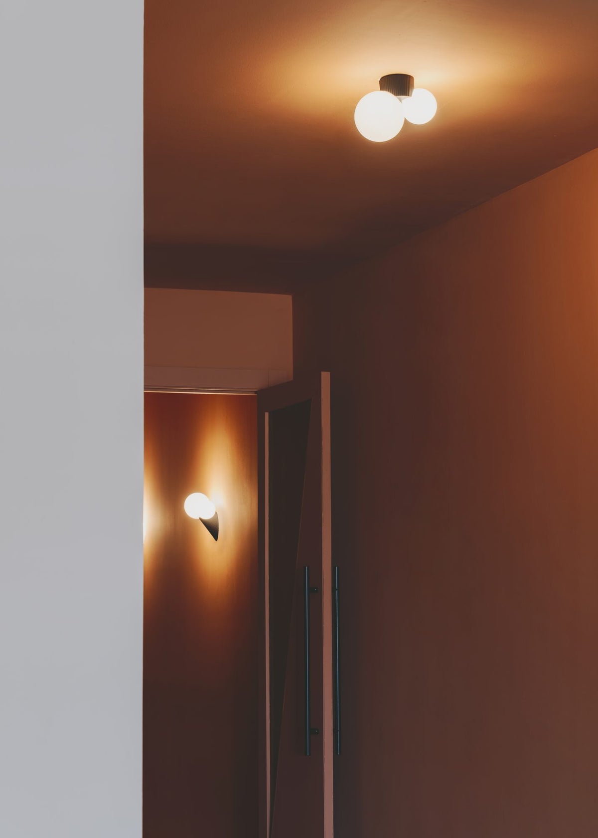 Aplique de pared – Milan Land – cuerpo cerámico con difusor de vidrio soplado opal, 3 acabados