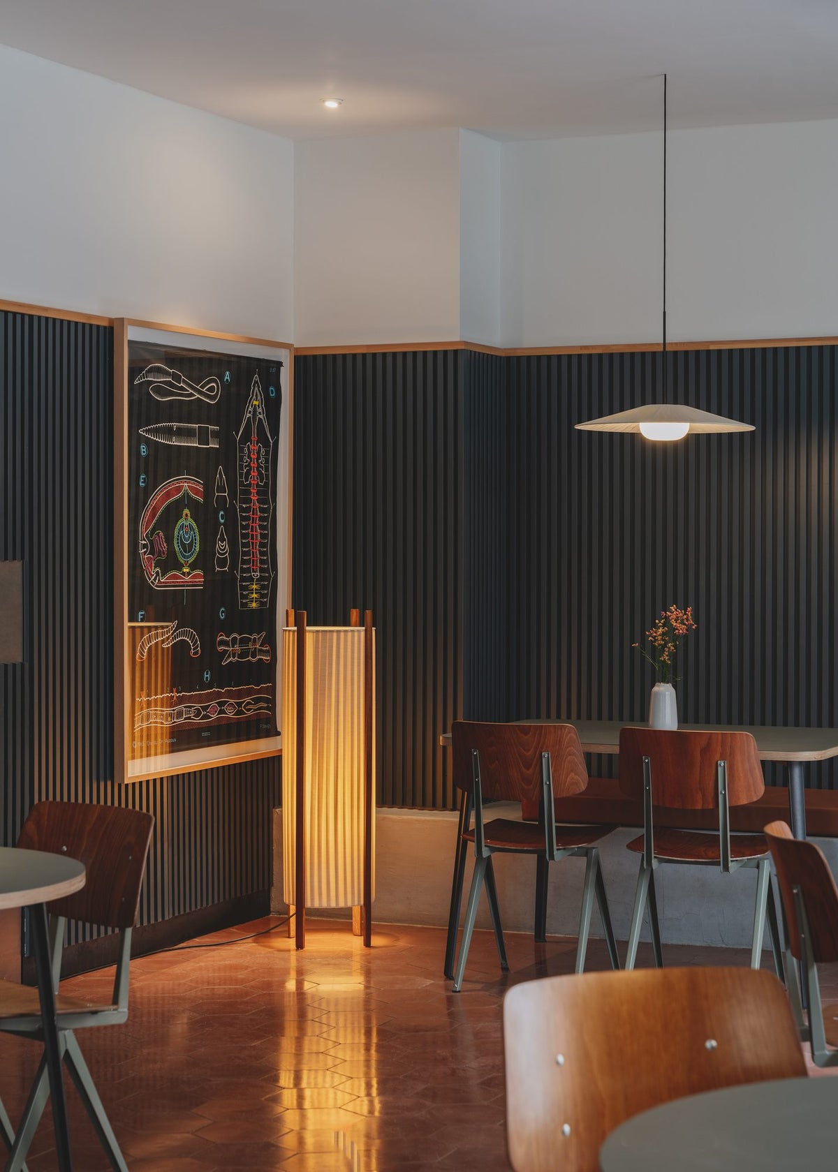 Lámpara de pie de exterior – Milan Rol – diseño cilíndrico en vidrio soplado con patas de madera de iroko, 2 acabados