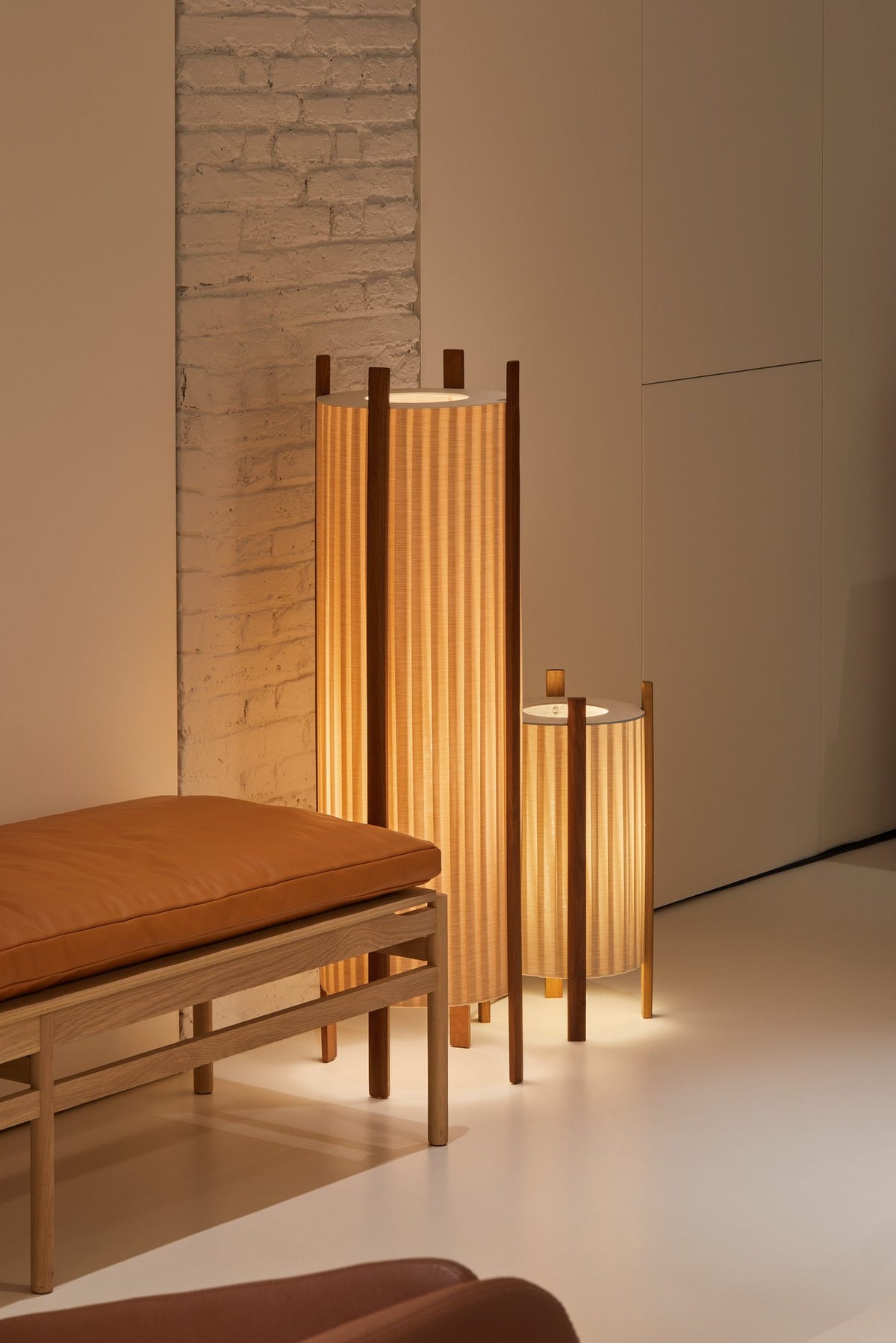 Lámpara de pie de exterior – Milan Rol – diseño cilíndrico en vidrio soplado con patas de madera de iroko, 2 acabados