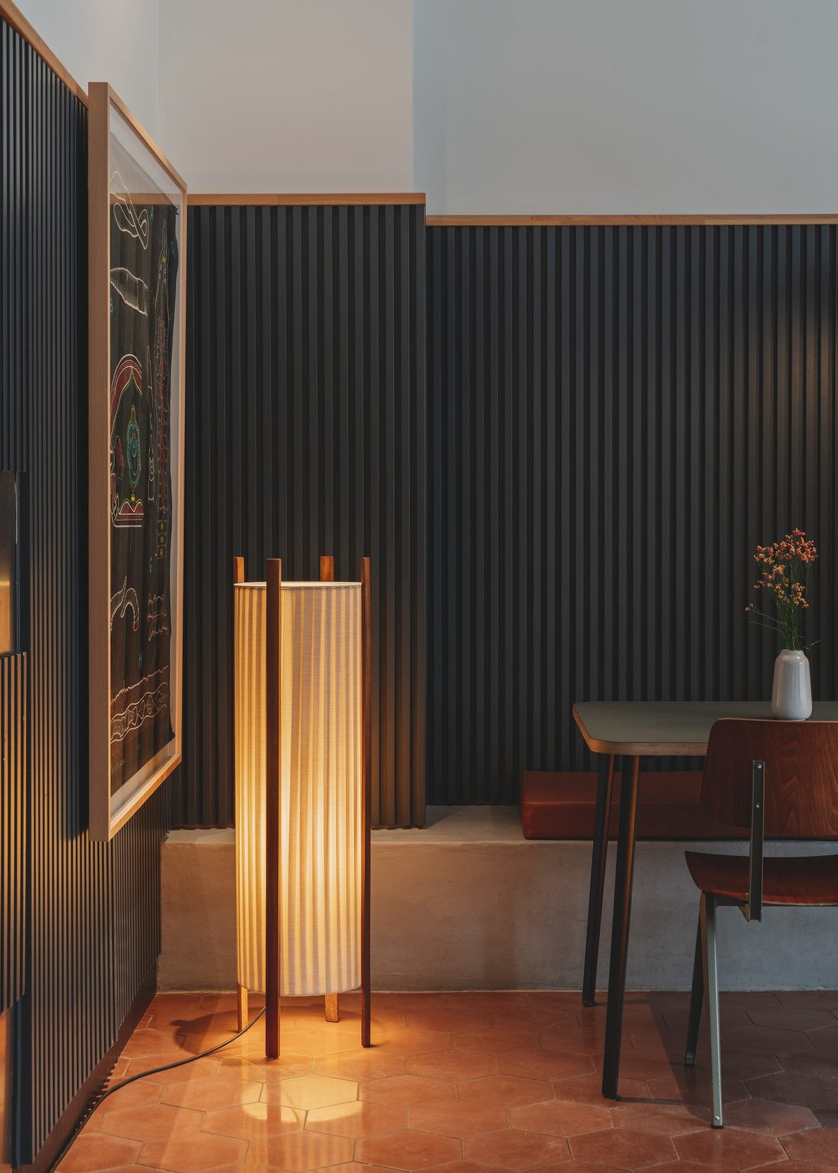 Lámpara de pie de exterior – Milan Rol – diseño cilíndrico en vidrio soplado con patas de madera de iroko, 2 acabados