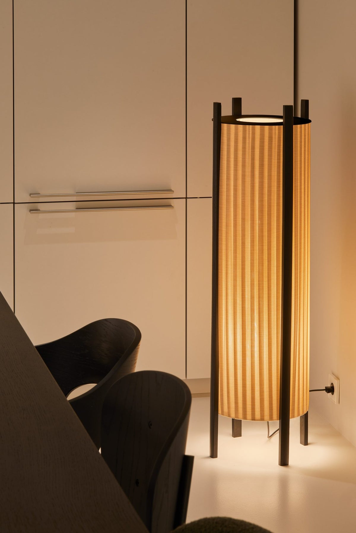 Lámpara de pie de exterior – Milan Rol – diseño cilíndrico en vidrio soplado con patas de madera de iroko, 2 acabados