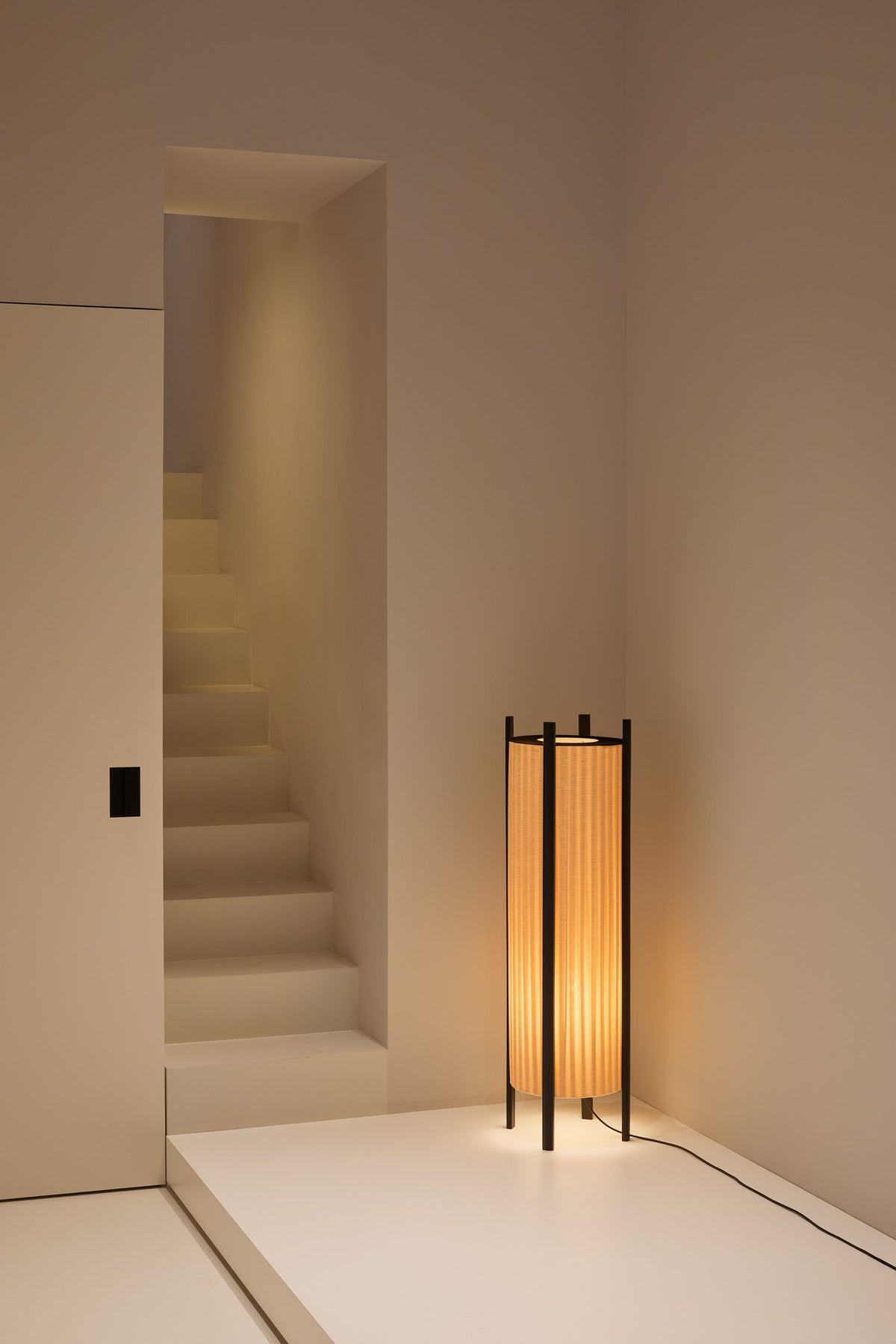 Lámpara de pie de exterior – Milan Rol – diseño cilíndrico en vidrio soplado con patas de madera de iroko, 2 acabados
